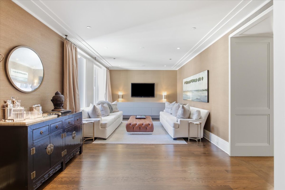 159 E Walton Place Unit: 8D