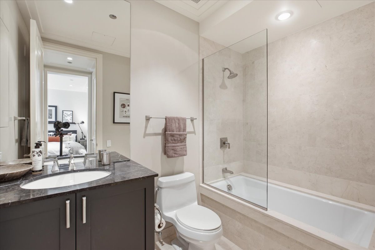 159 E Walton Place Unit: 8D