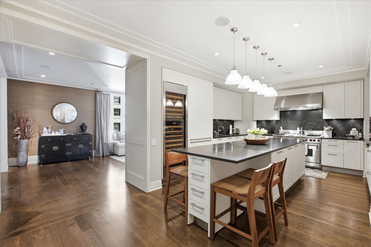 159 E Walton Place Unit: 8D