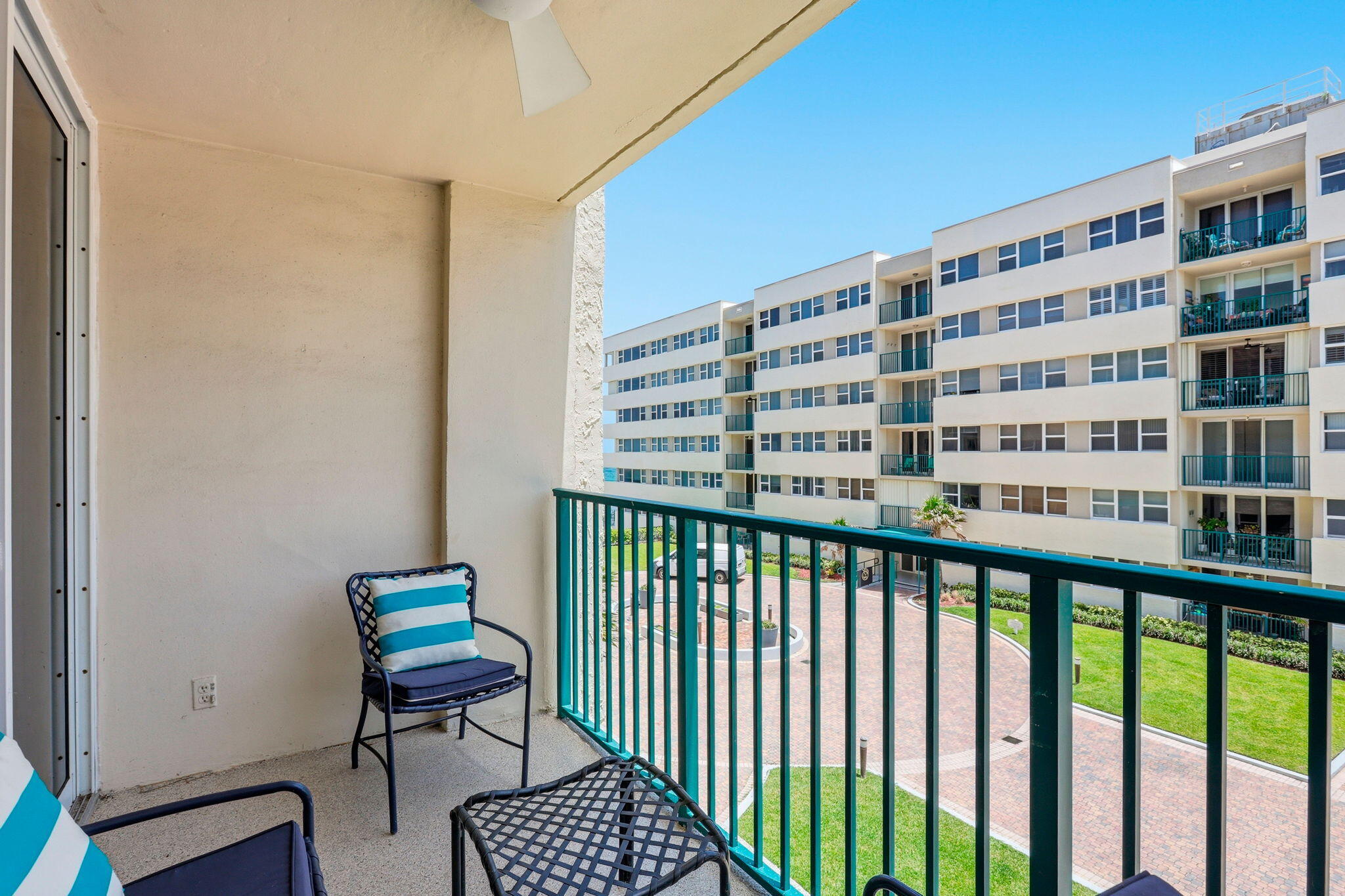 1239 Hillsboro Mile 302