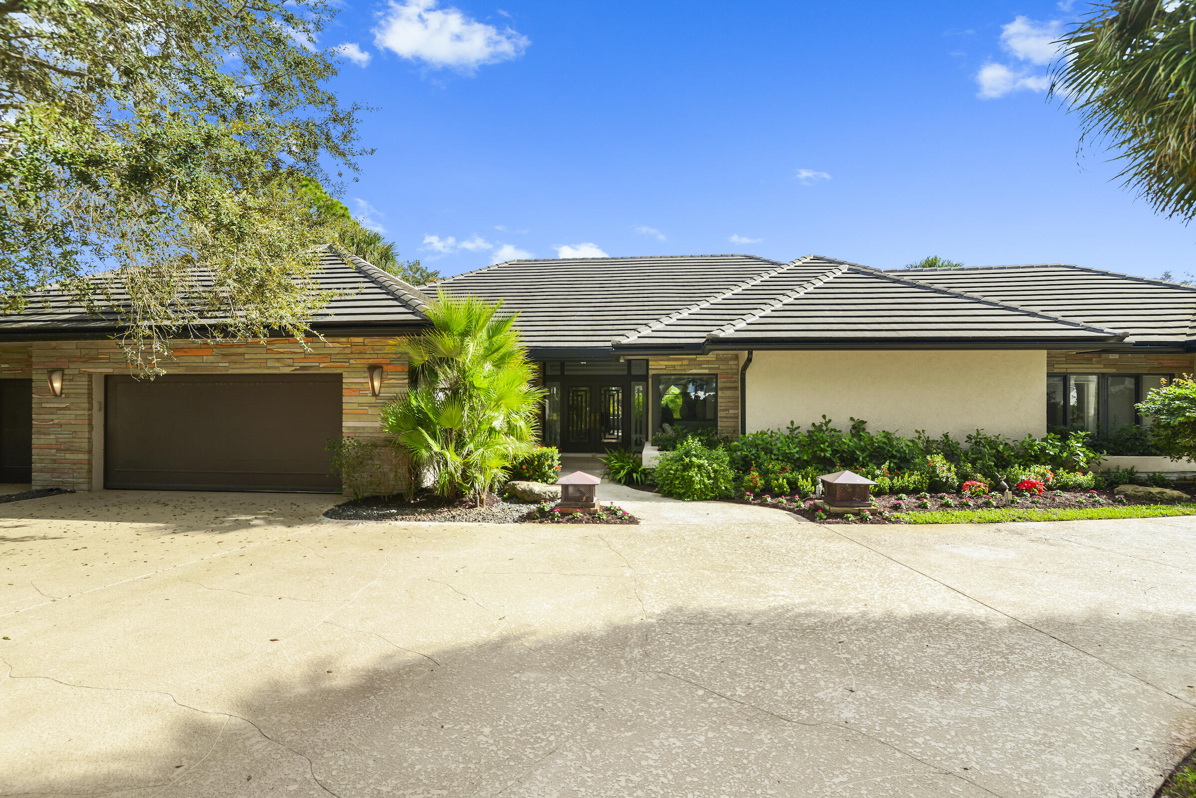 4372 Bocaire Boulevard