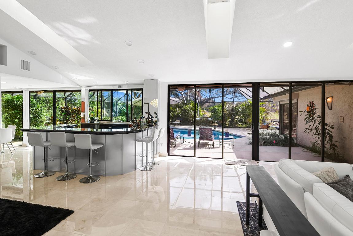 4372 Bocaire Boulevard