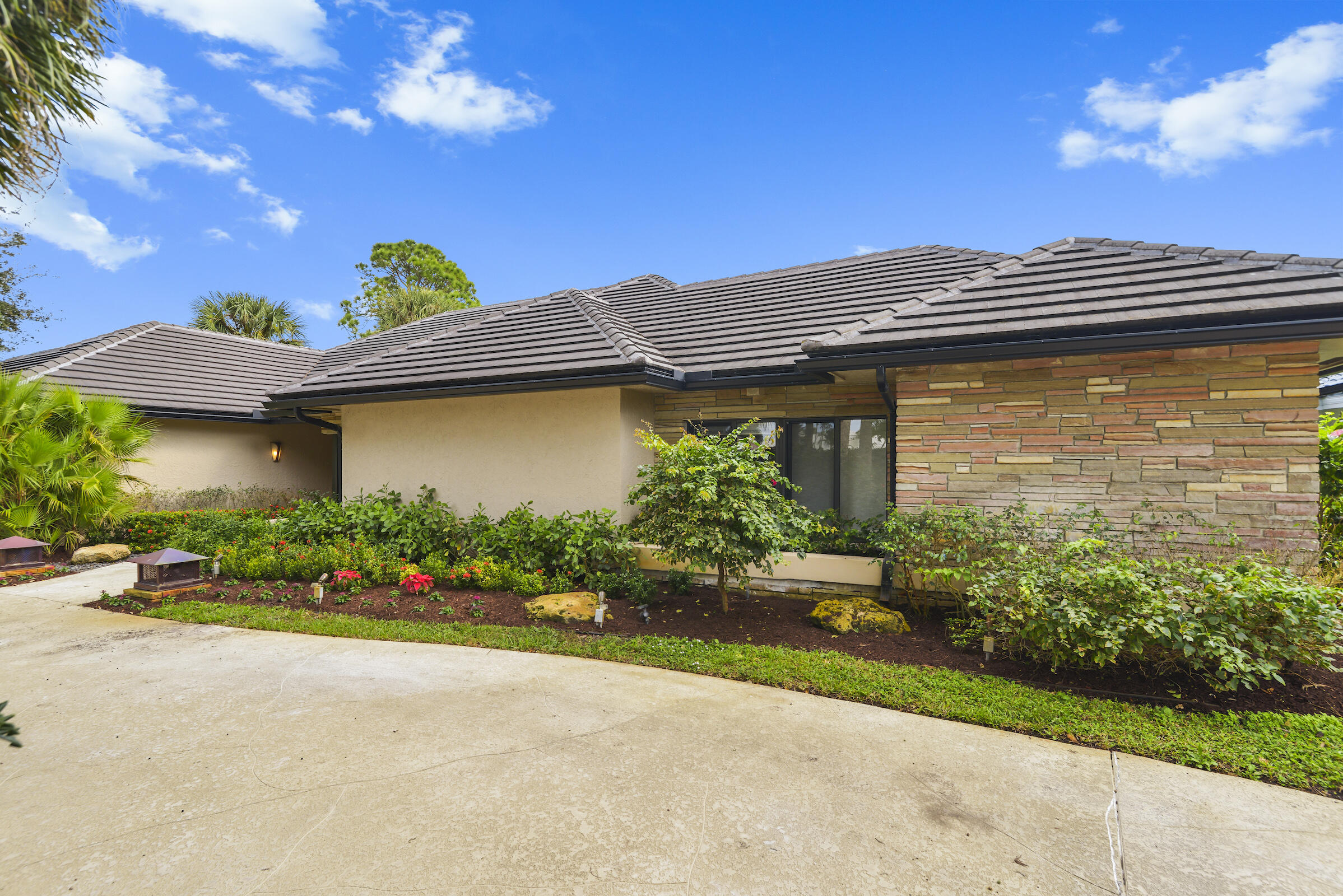 4372 Bocaire Boulevard