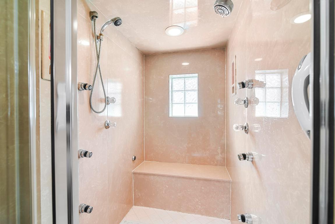 4372 Bocaire Boulevard