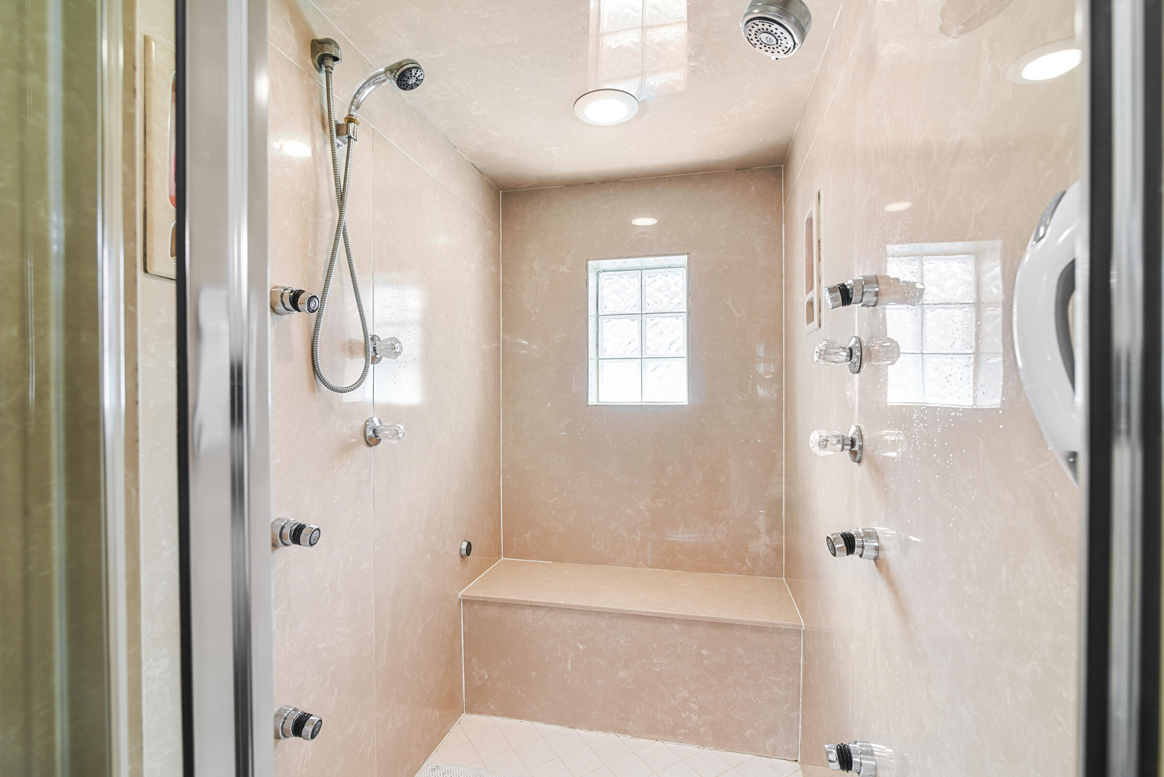 4372 Bocaire Boulevard