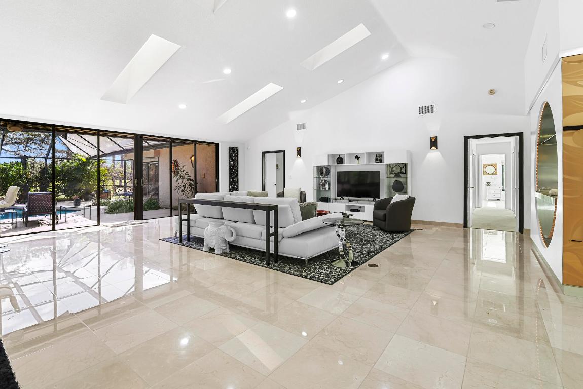 4372 Bocaire Boulevard