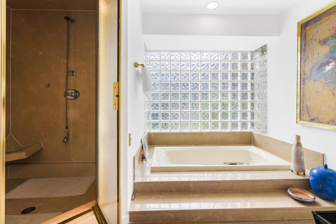 4372 Bocaire Boulevard