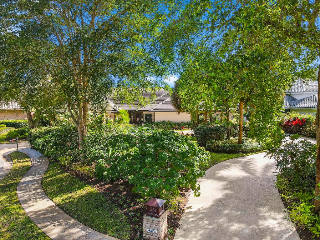 4372 Bocaire Boulevard