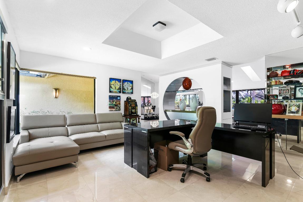 4372 Bocaire Boulevard