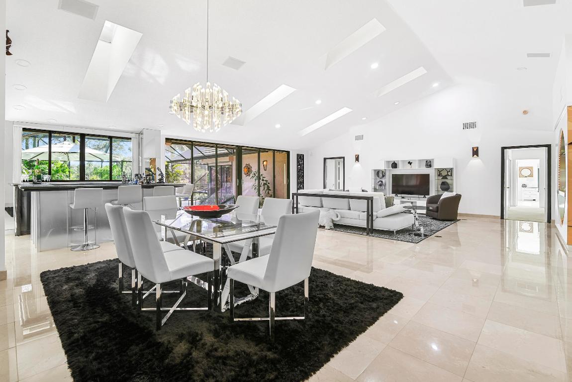 4372 Bocaire Boulevard