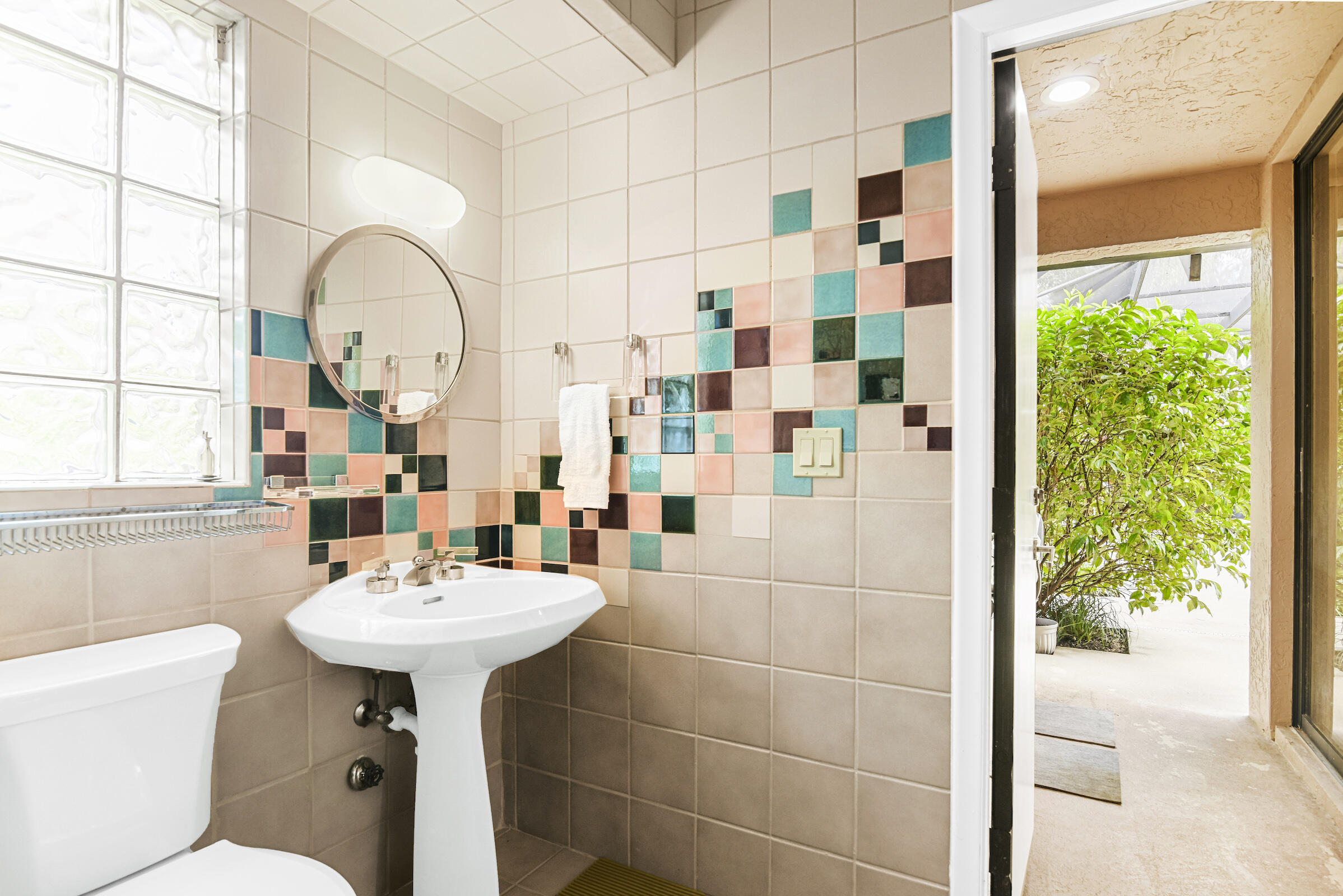 4372 Bocaire Boulevard