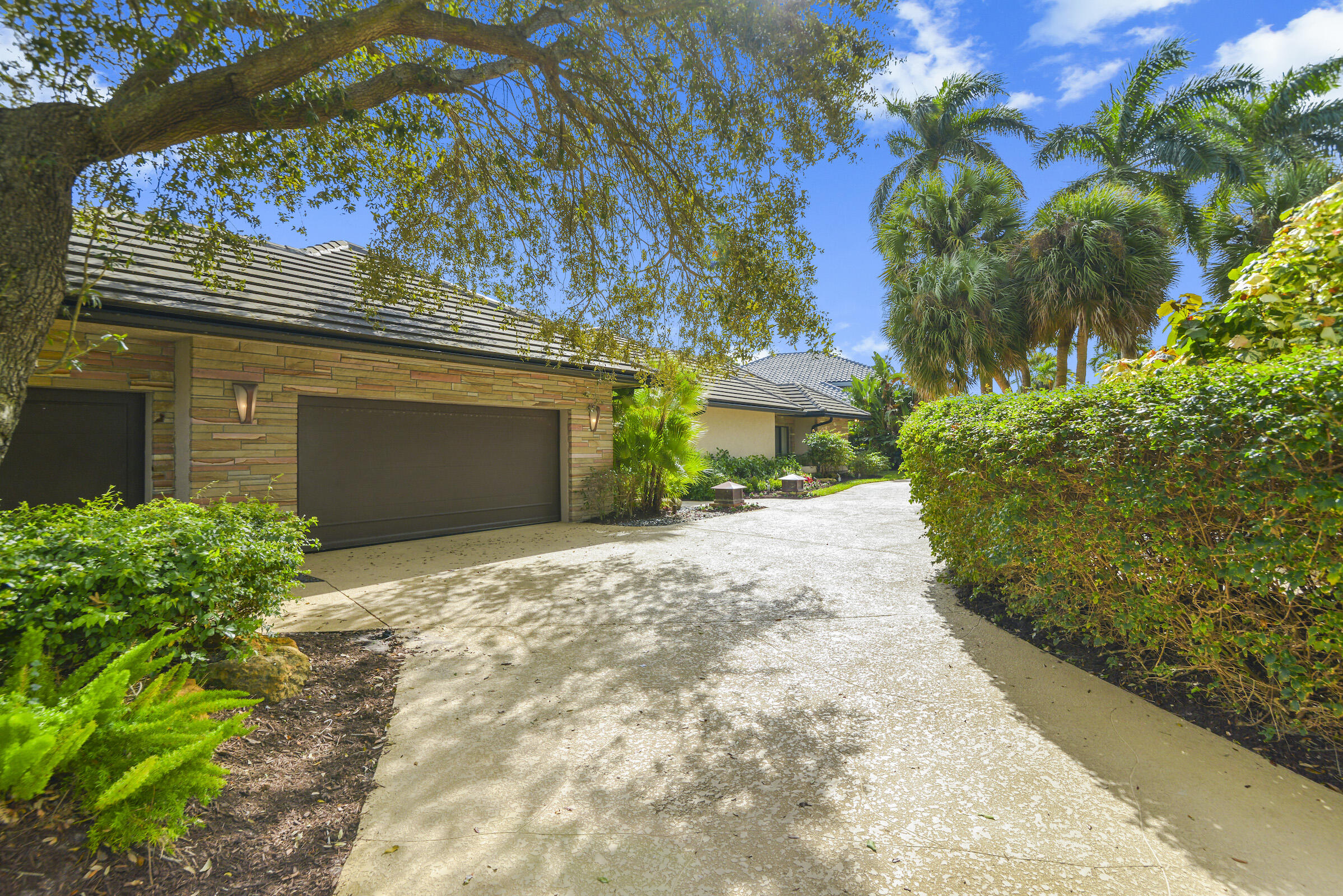 4372 Bocaire Boulevard