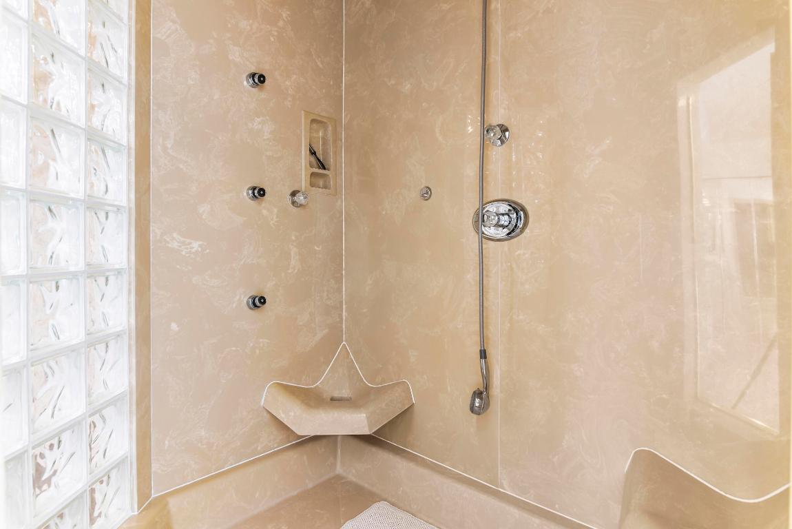 4372 Bocaire Boulevard