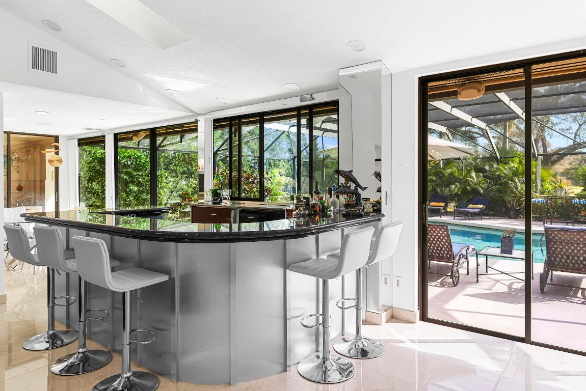 4372 Bocaire Boulevard