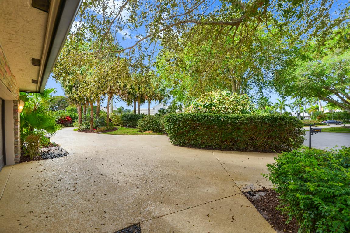 4372 Bocaire Boulevard