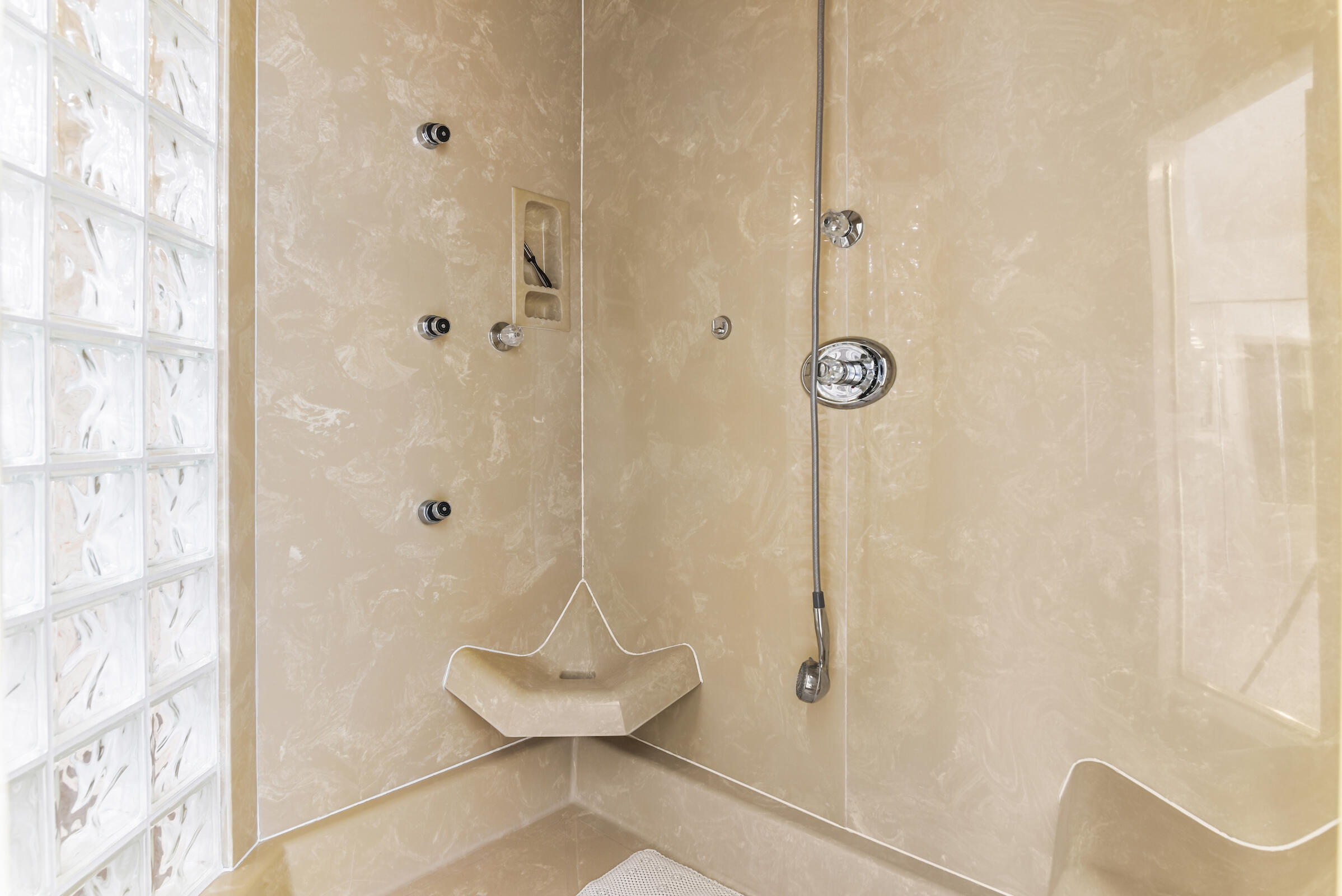 4372 Bocaire Boulevard