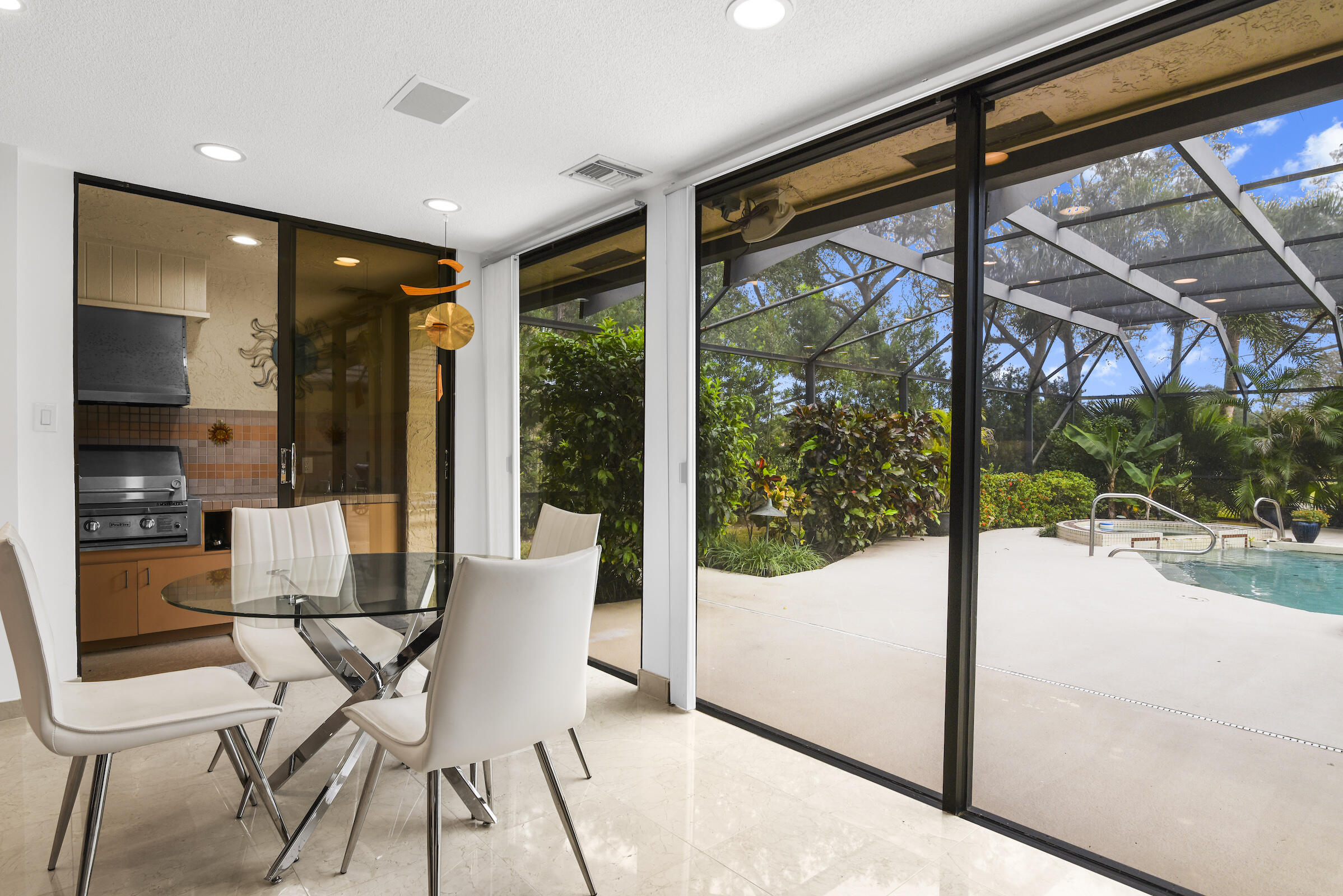 4372 Bocaire Boulevard