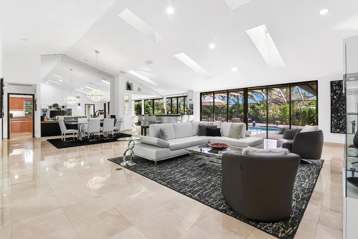 4372 Bocaire Boulevard