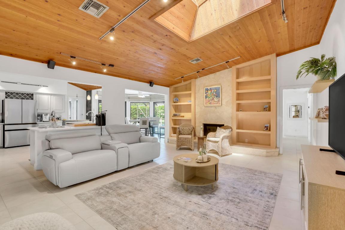 2903 Banyan Boulevard Circle NW