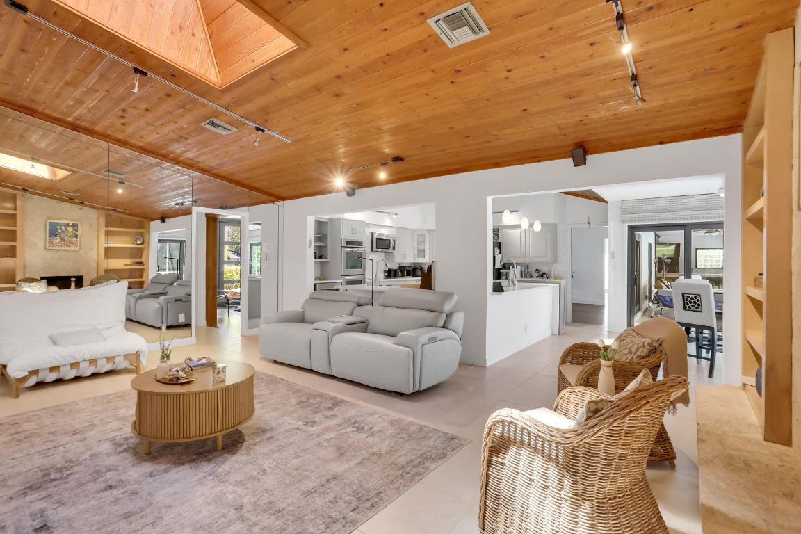 2903 Banyan Boulevard Circle NW