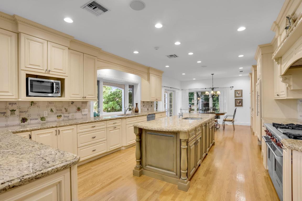 2883 Banyan Boulevard Circle NW