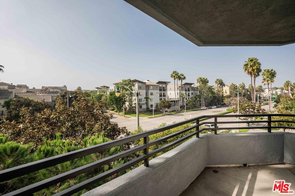 7100 Playa Vista Drive 404