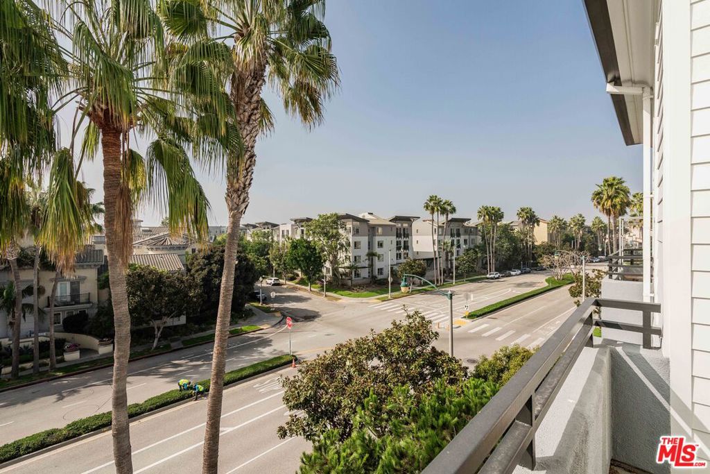 7100 Playa Vista Drive 404