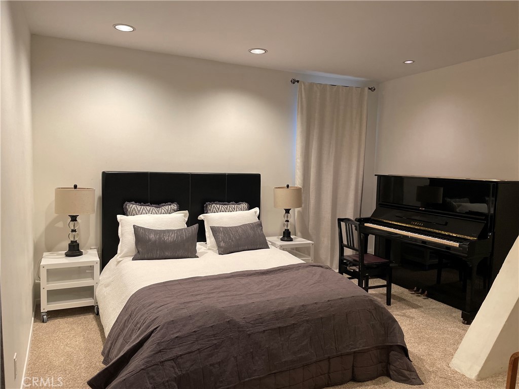 727 Manhattan Avenue