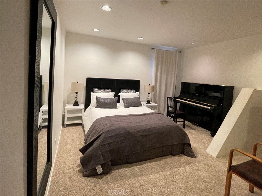 727 Manhattan Avenue