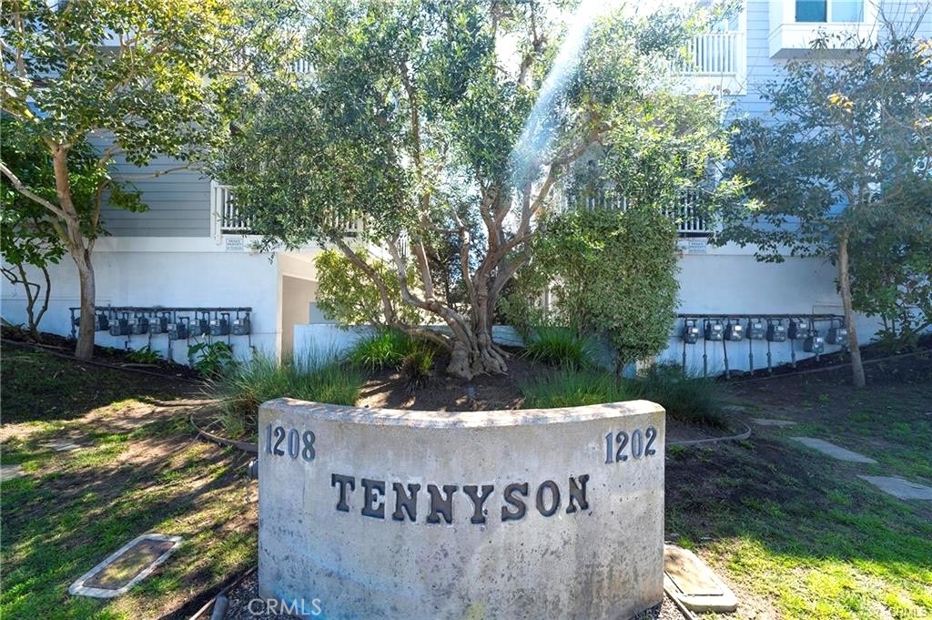 1202 Tennyson 8