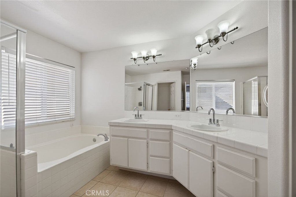 1050 Avenida Classica