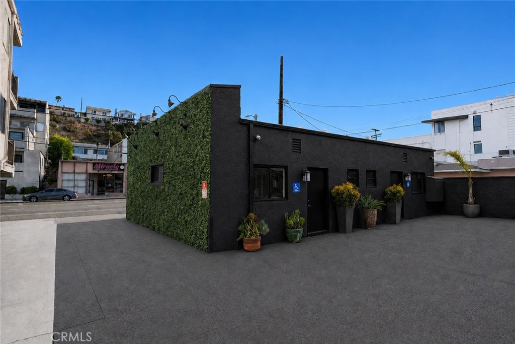 325 Culver Blvd 3