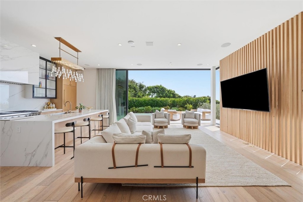407 N Poinsettia
