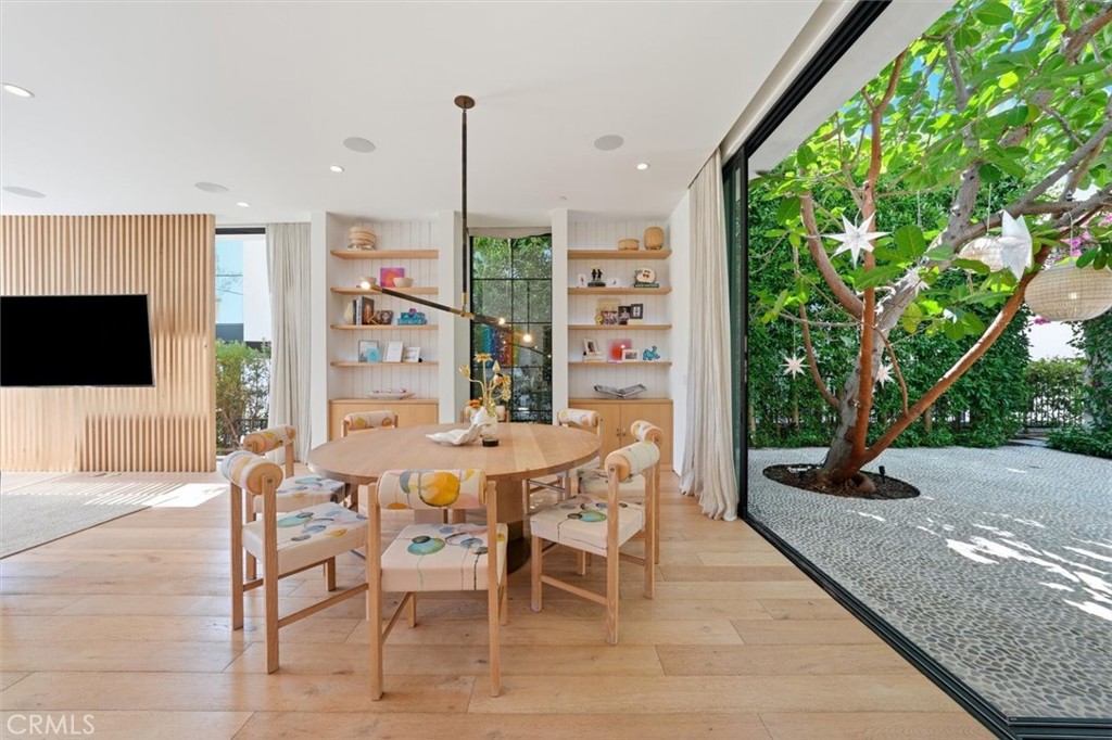 407 N Poinsettia