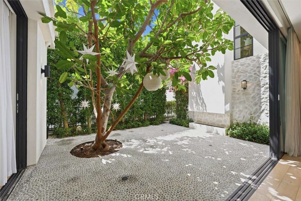 407 N Poinsettia