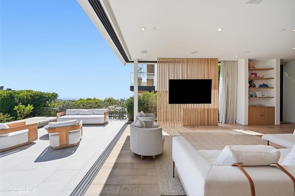 407 N Poinsettia