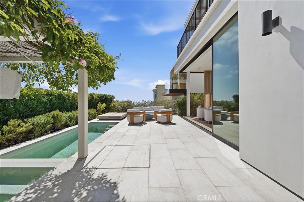407 N Poinsettia