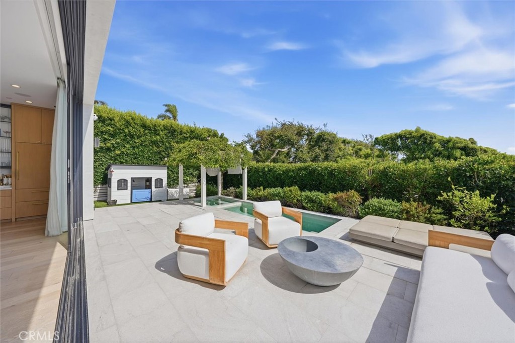 407 N Poinsettia