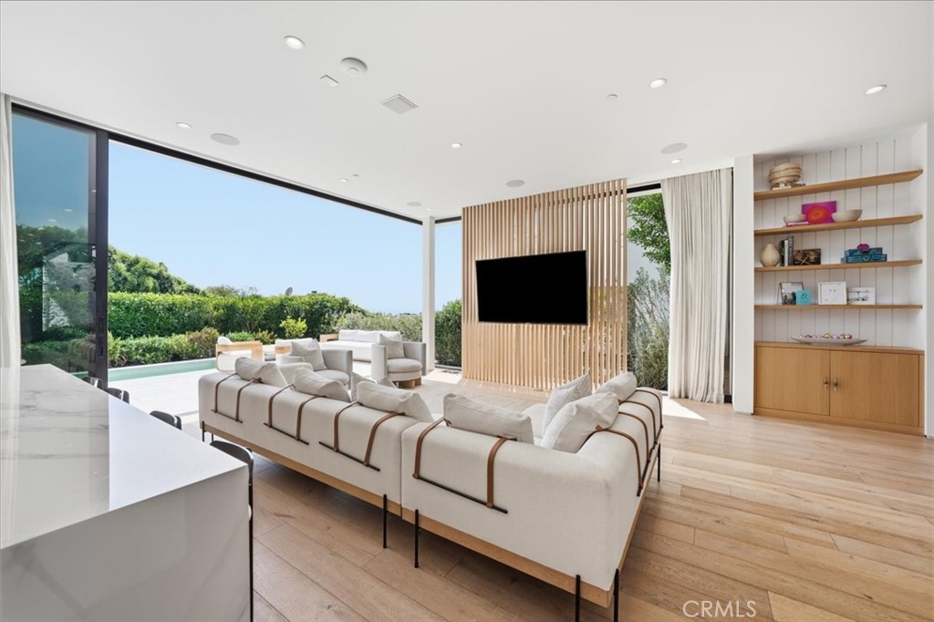 407 N Poinsettia