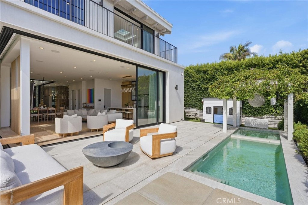 407 N Poinsettia