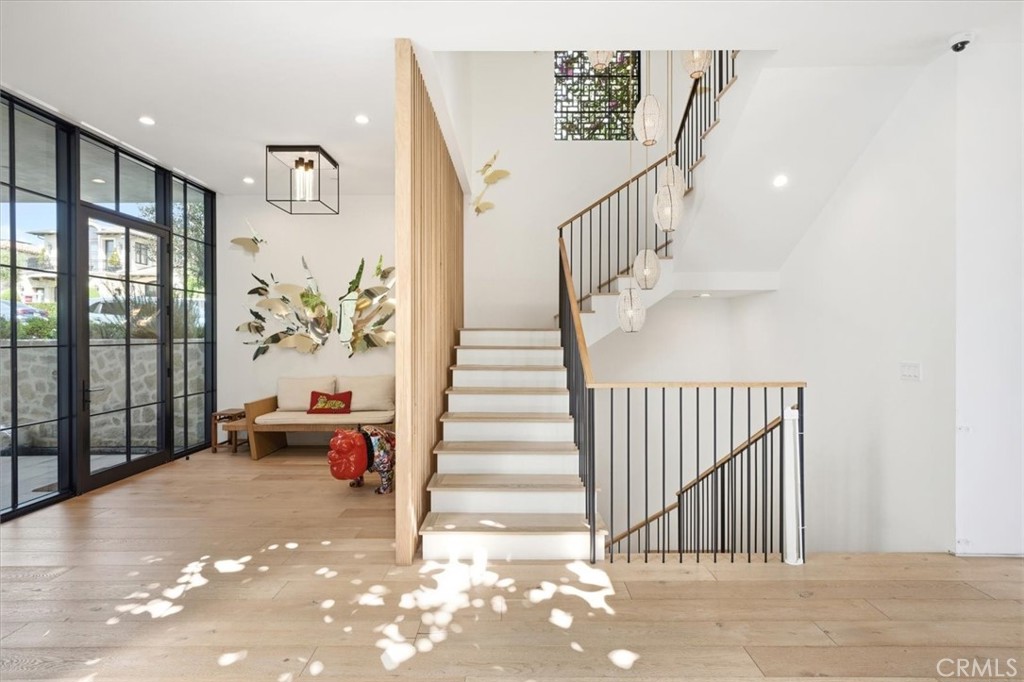 407 N Poinsettia
