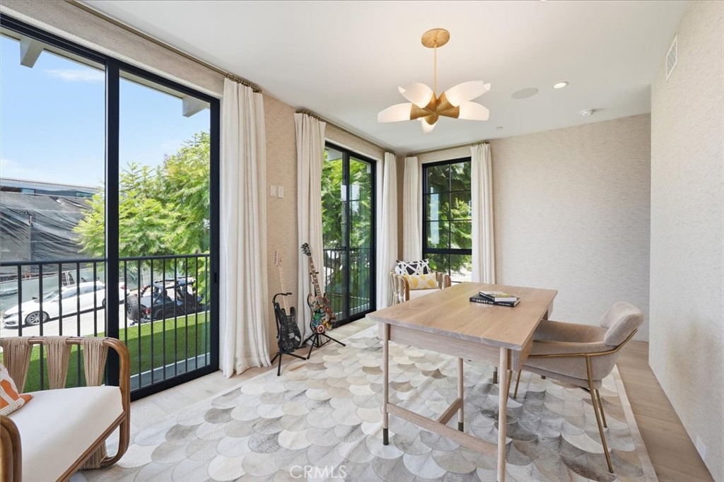 407 N Poinsettia