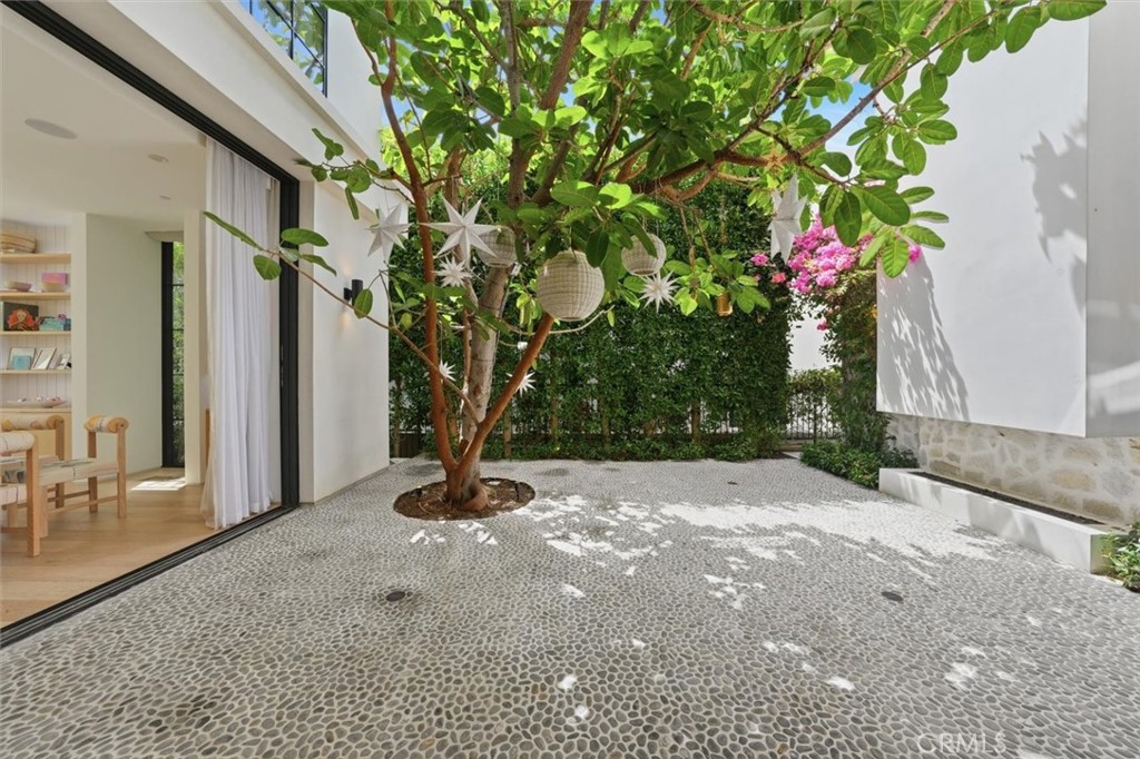 407 N Poinsettia