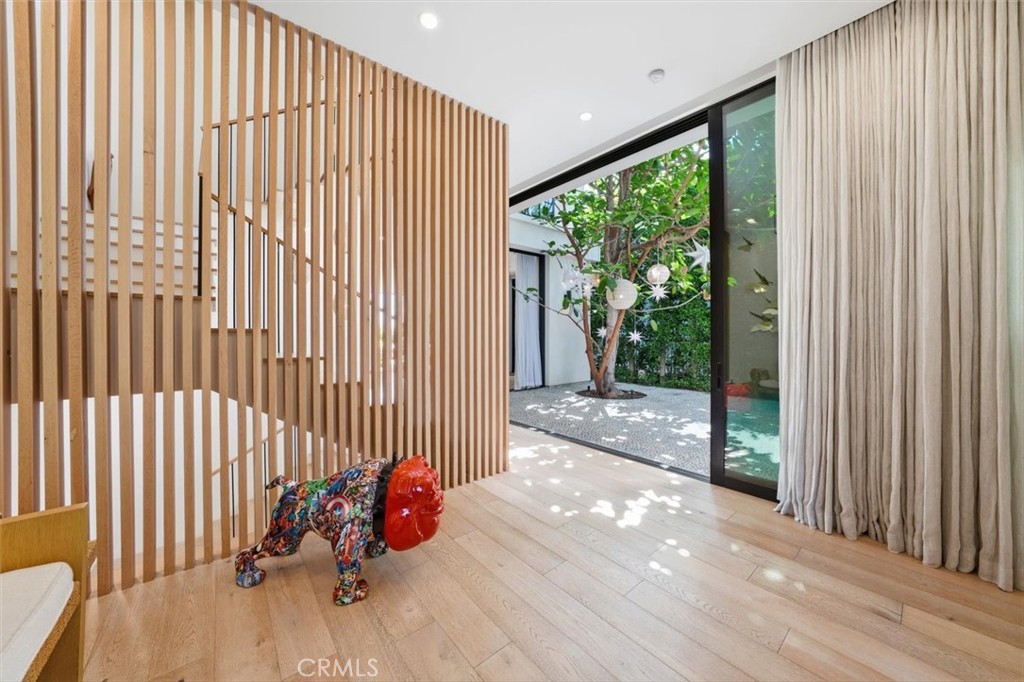 407 N Poinsettia
