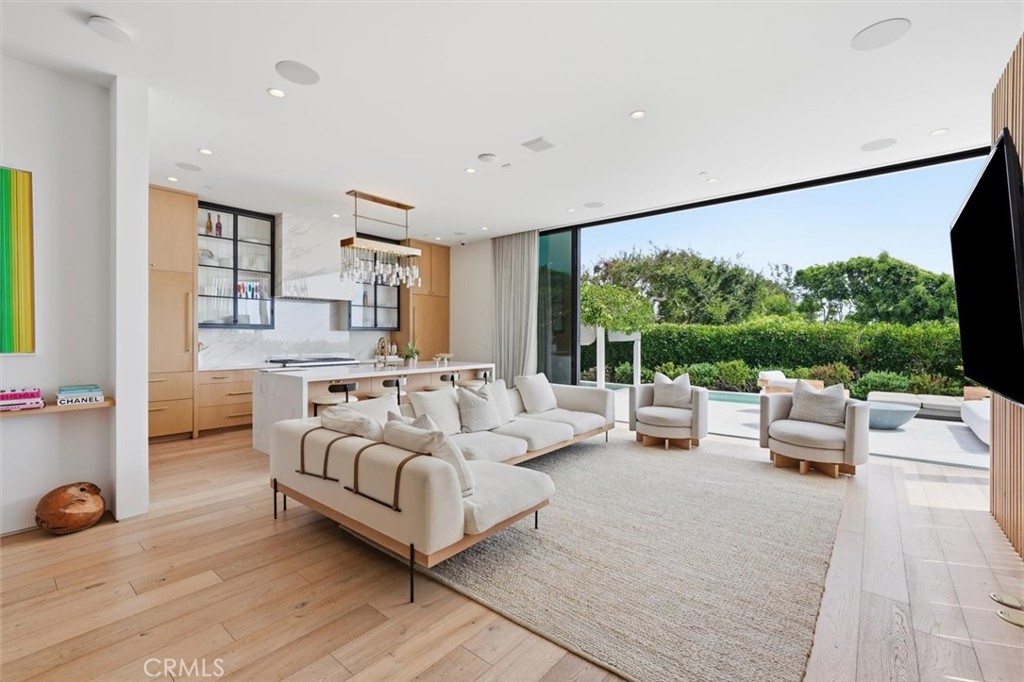 407 N Poinsettia