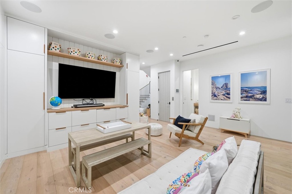407 N Poinsettia