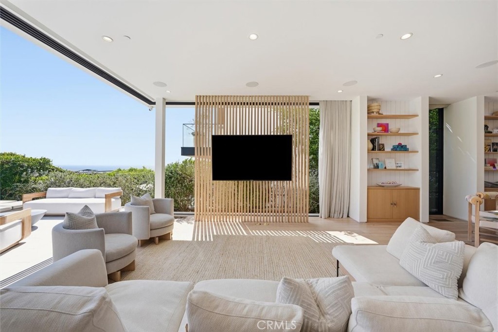 407 N Poinsettia