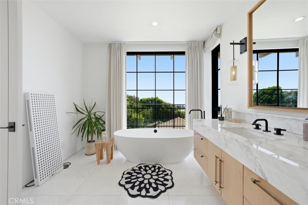 407 N Poinsettia