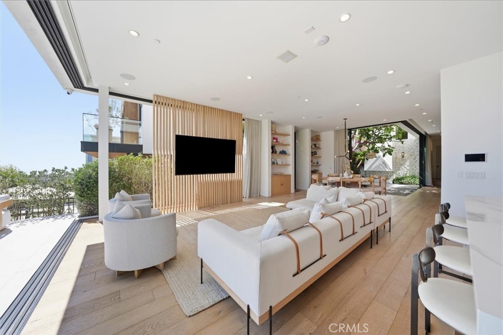 407 N Poinsettia