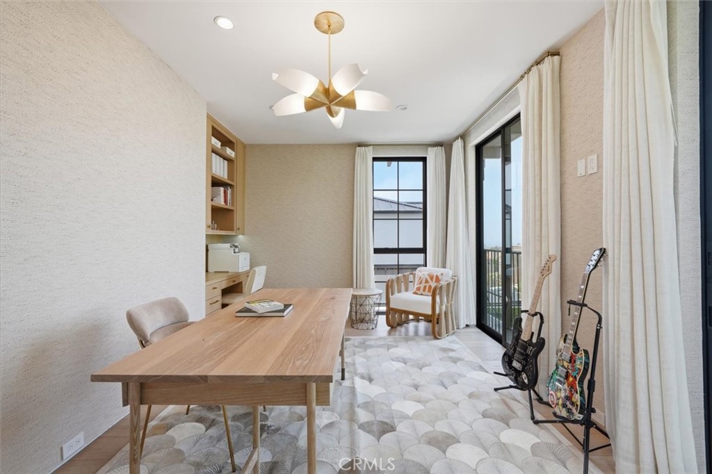 407 N Poinsettia